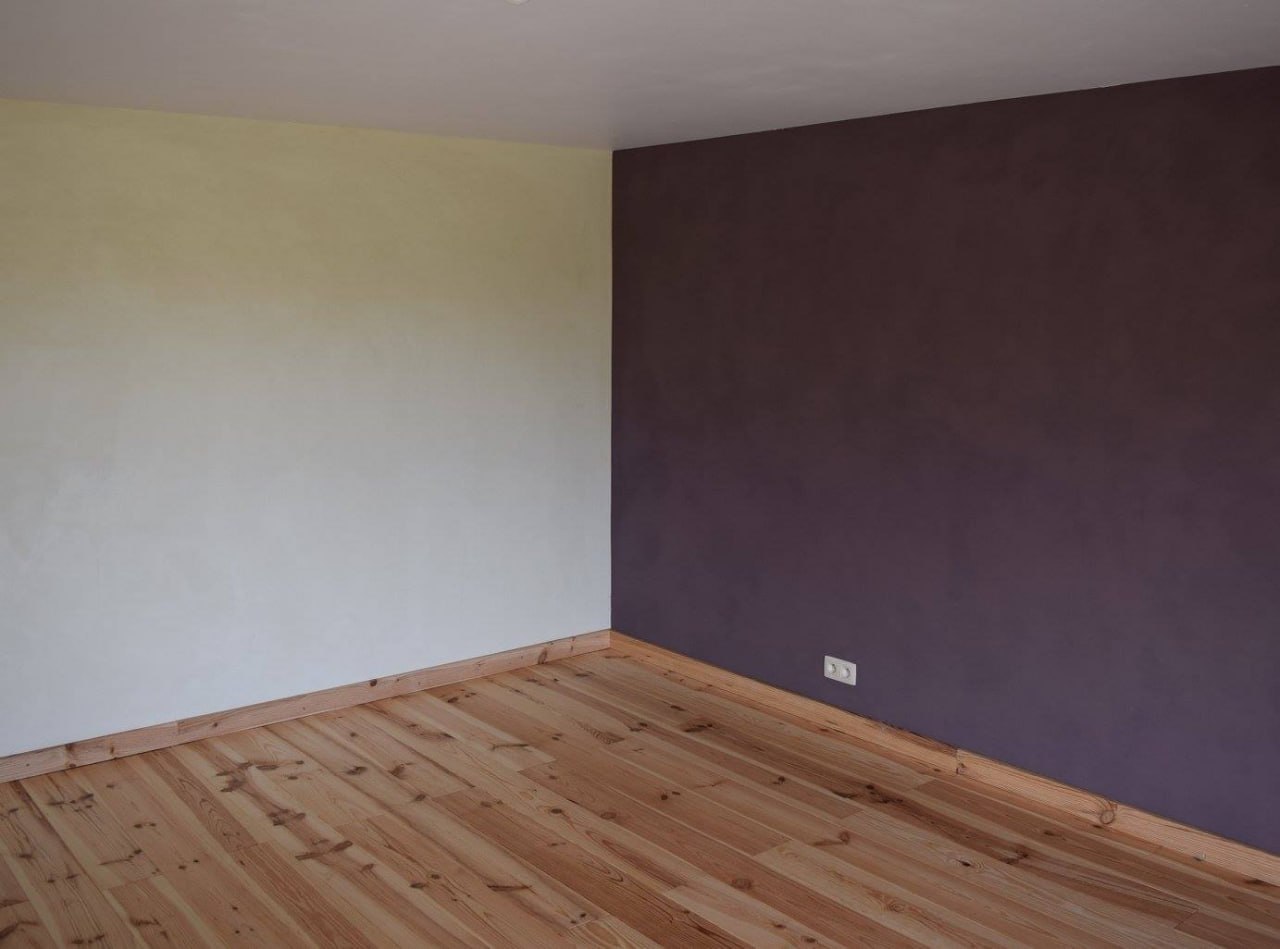Enduit à l'argile — chambre bicolore crème et prune
