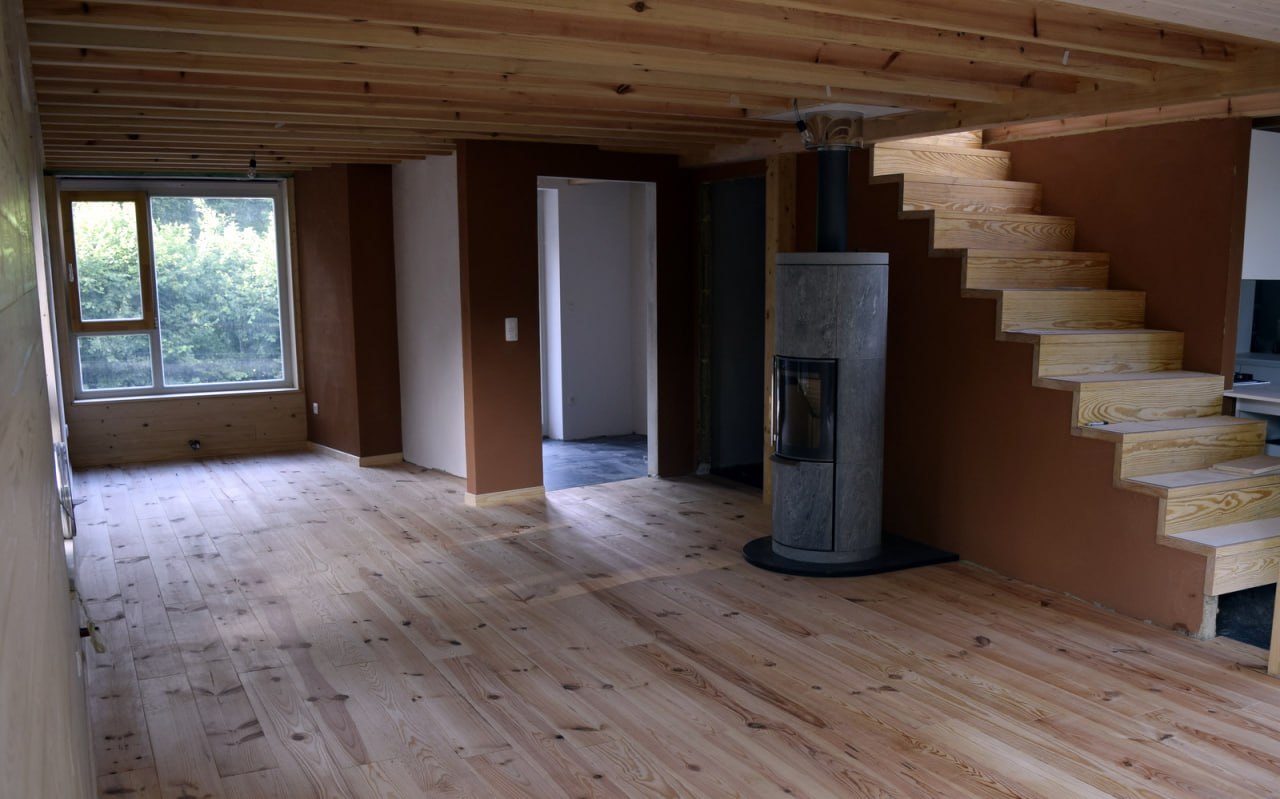 Enduit à l'argile — séjour avec poêle à bois