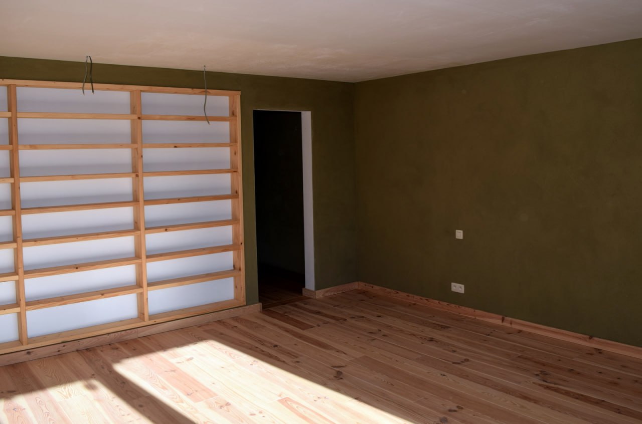 Enduit à l'argile — séjour vert olive avec rangements