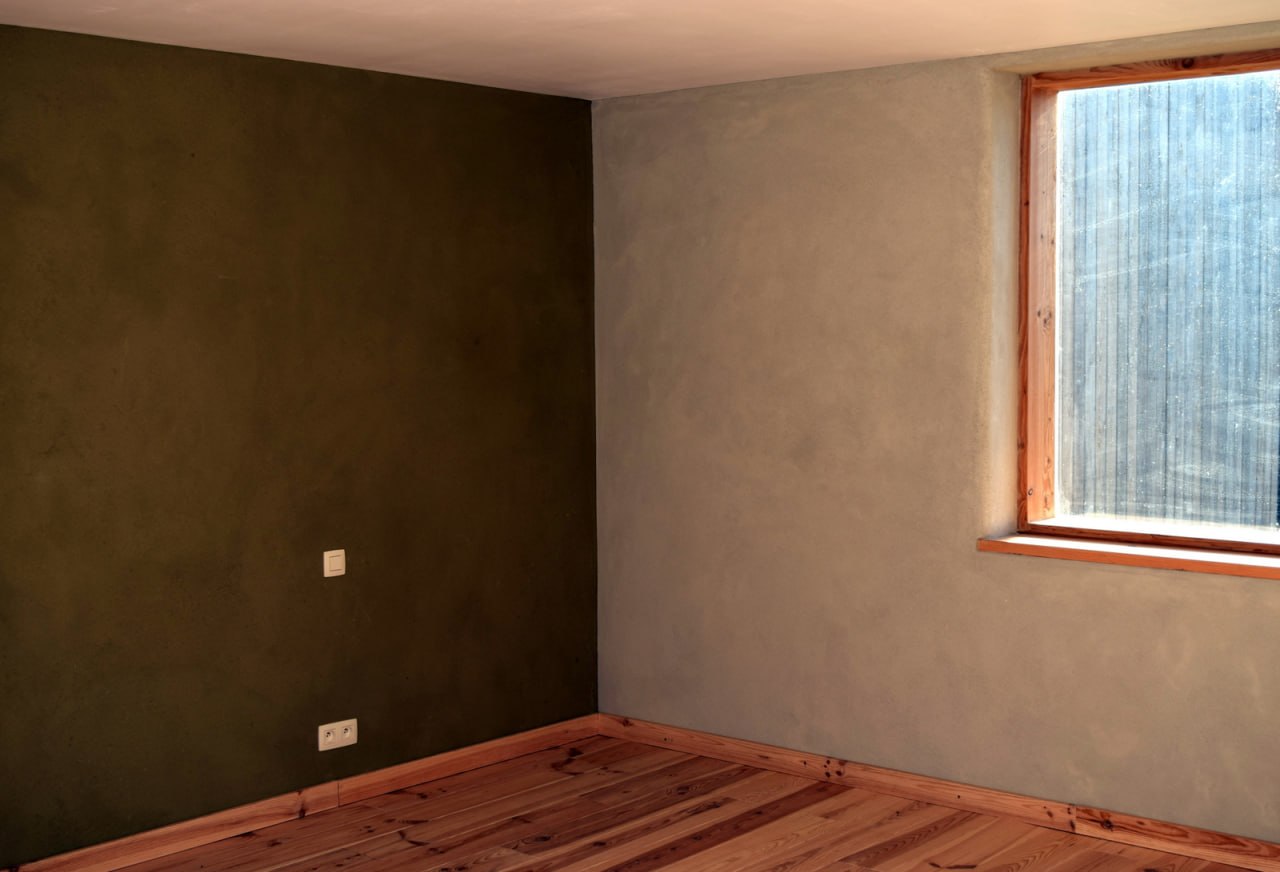 Enduit à l'argile — chambre bicolore vert et gris-beige