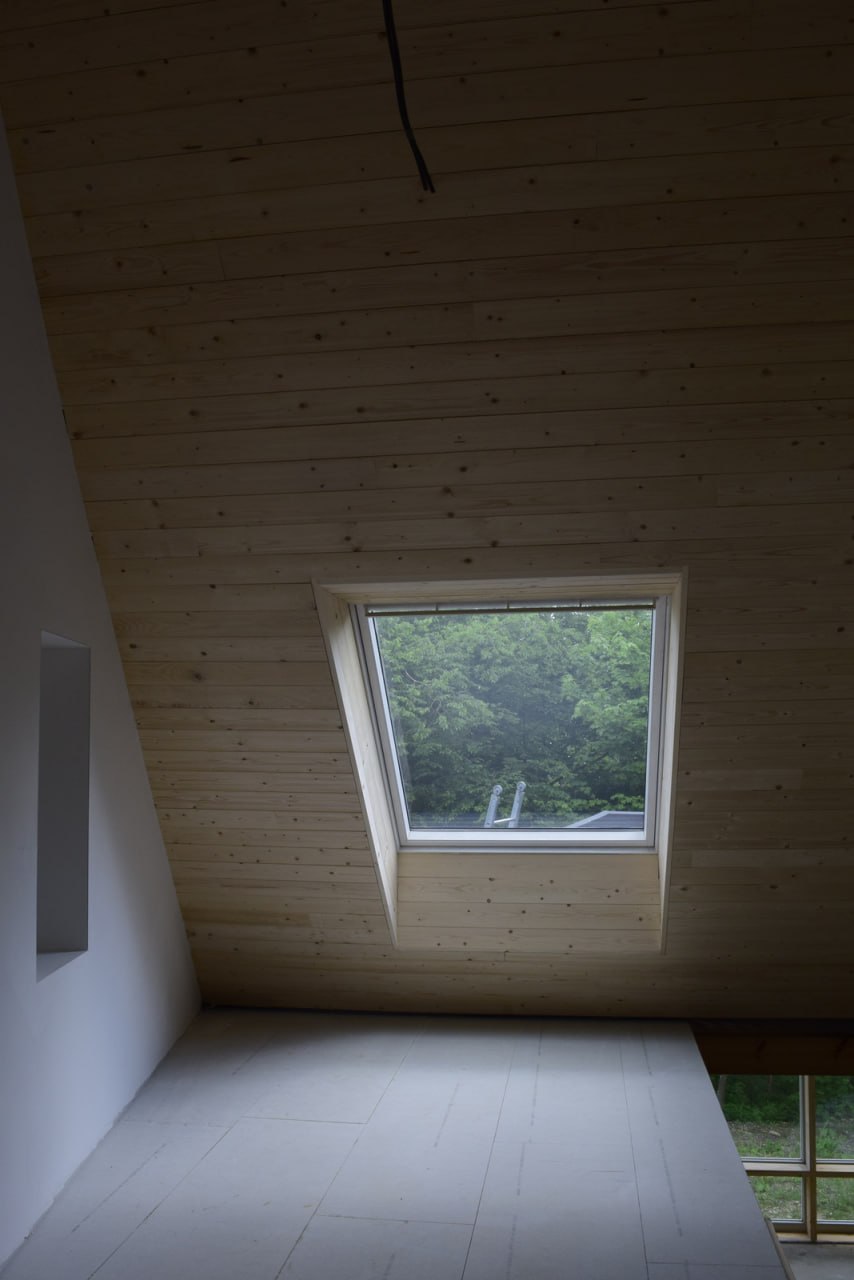 Bardage intérieur en sapin — sous-pente avec Velux