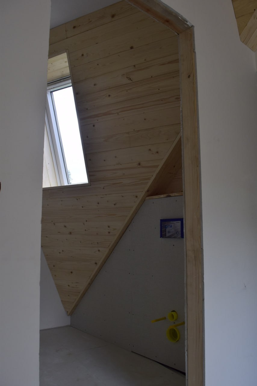 Bardage intérieur en sapin — cage d'escalier avec puits de lumière