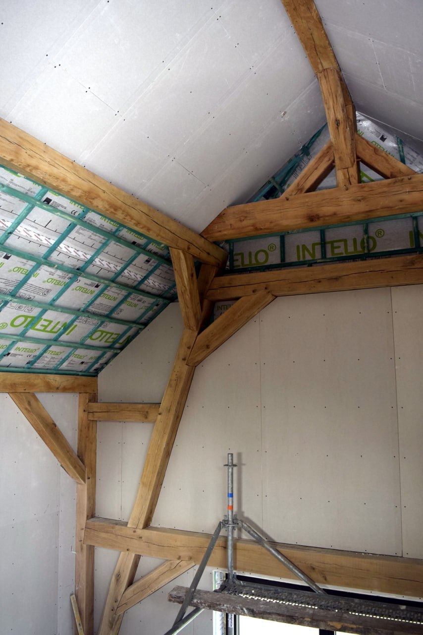 Cloisons — plafond entre poutres bois