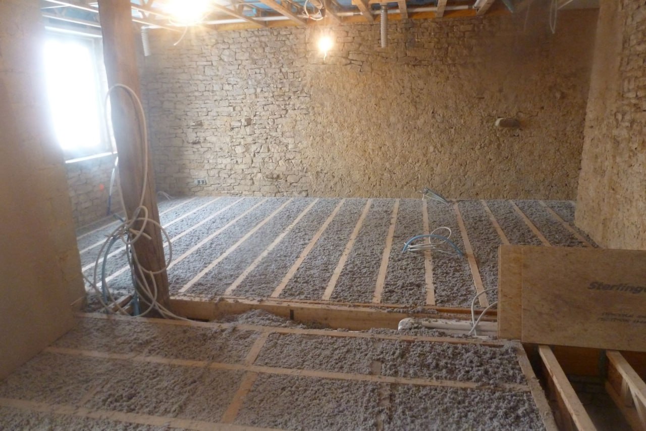 Isolation plancher — cellulose soufflée entre lambourdes
