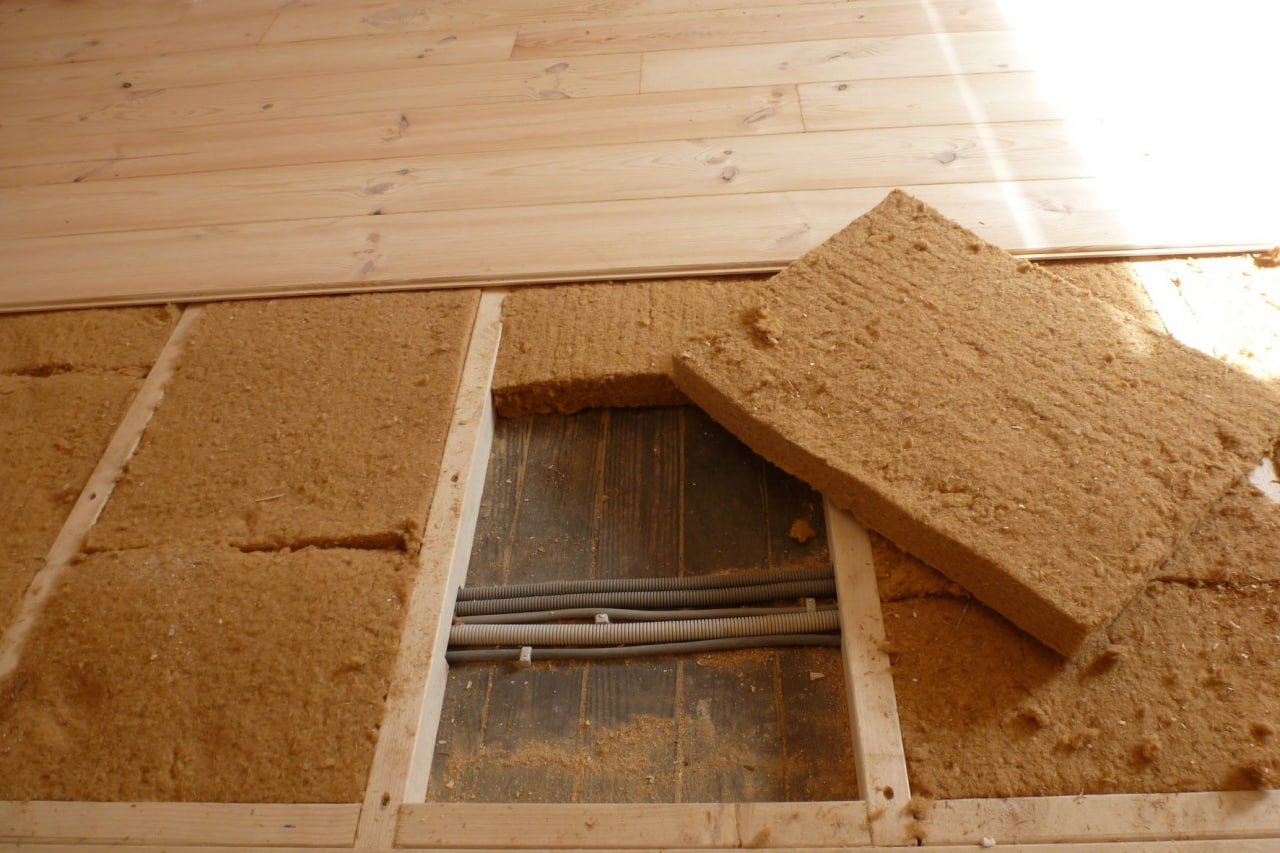 Isolation plancher — laine de chanvre entre lambourdes