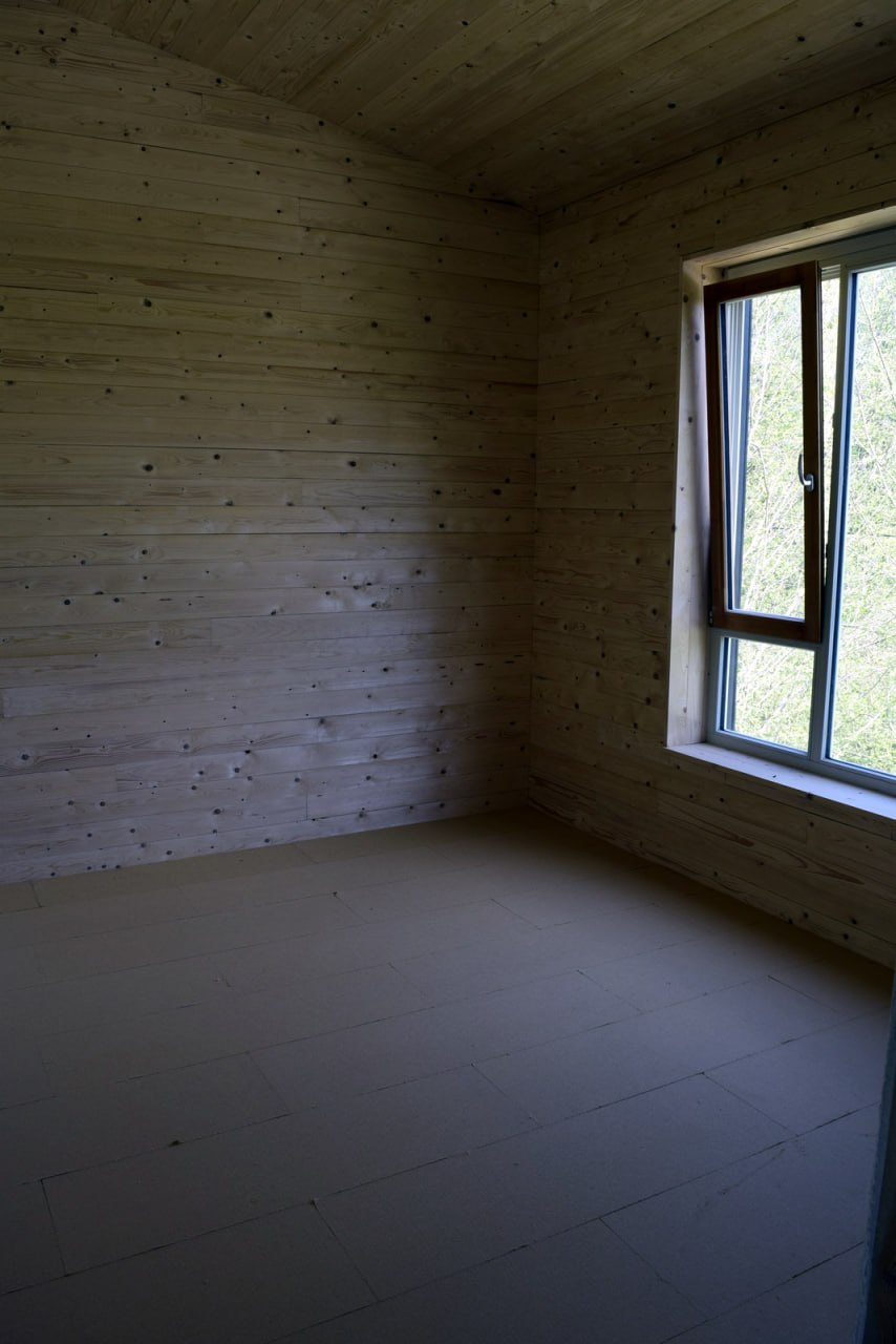 Isolation plancher — pose dans maison bois massif