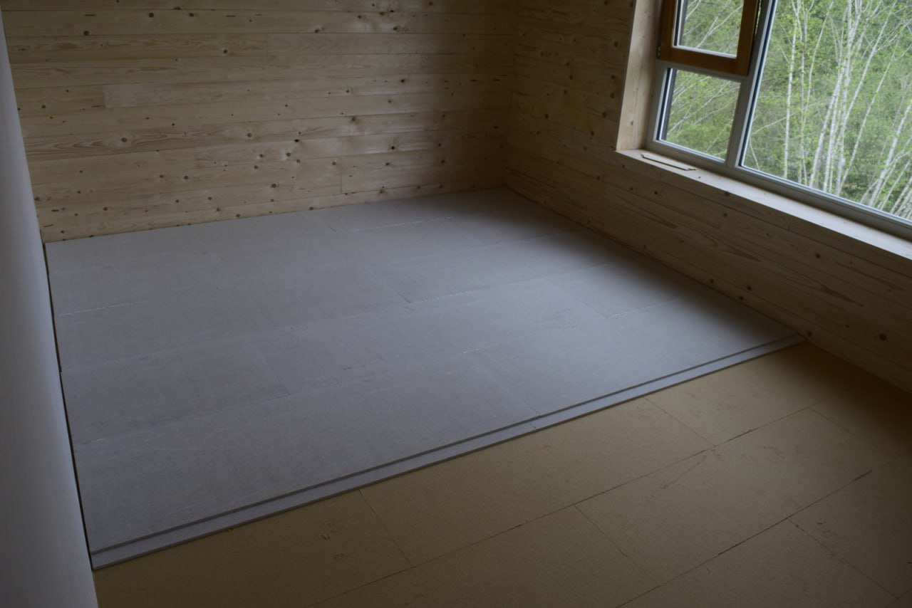 Isolation plancher — panneaux gris en maison bois
