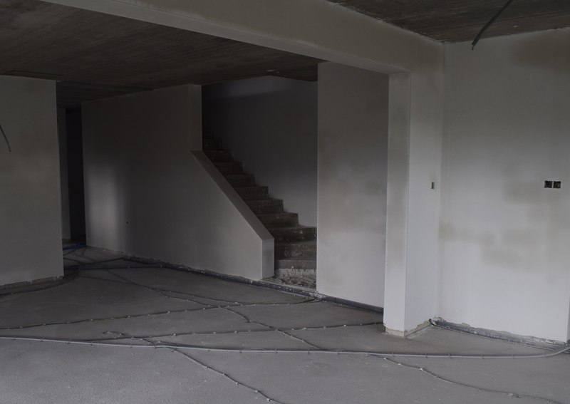 Plafonnage — espace ouvert avec escalier