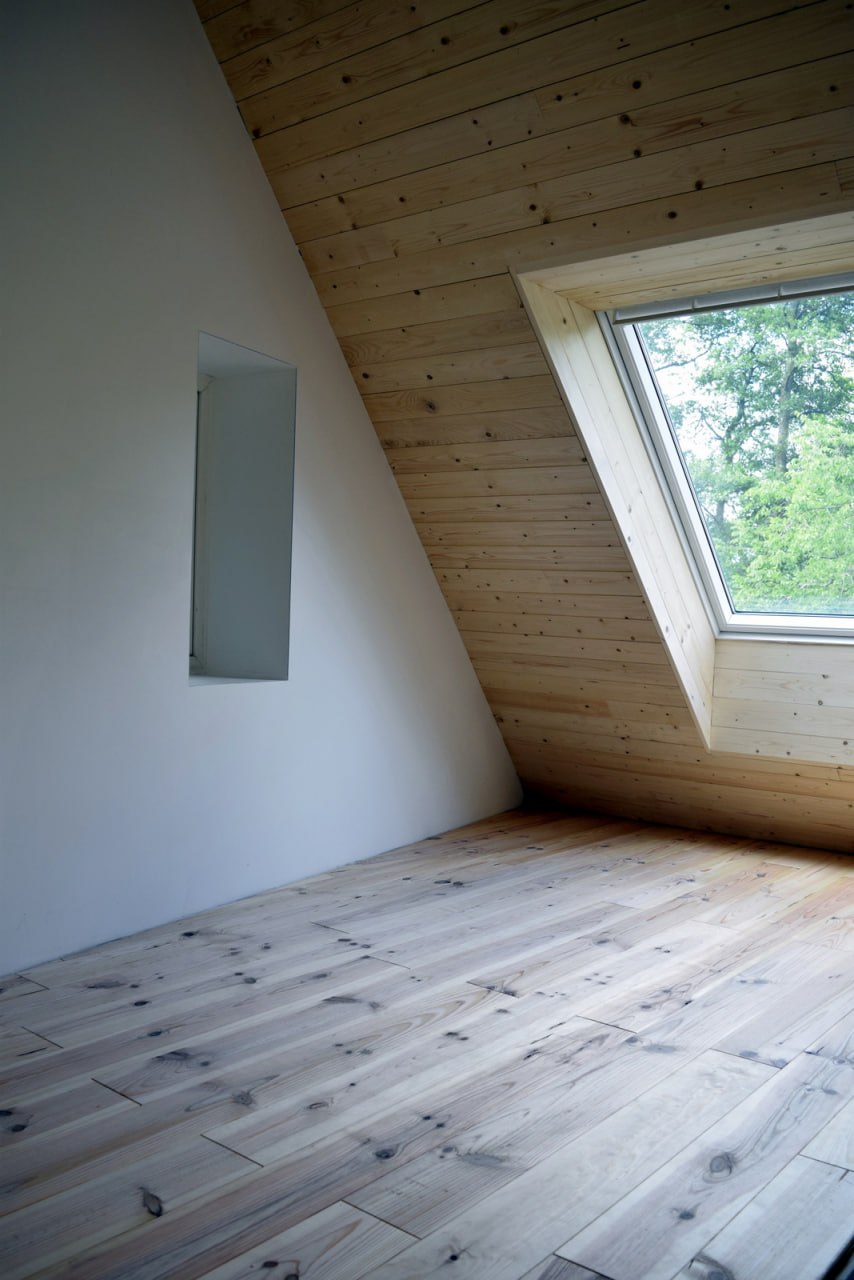 Plancher sapin massif — combles avec plafond lambrissé et Velux