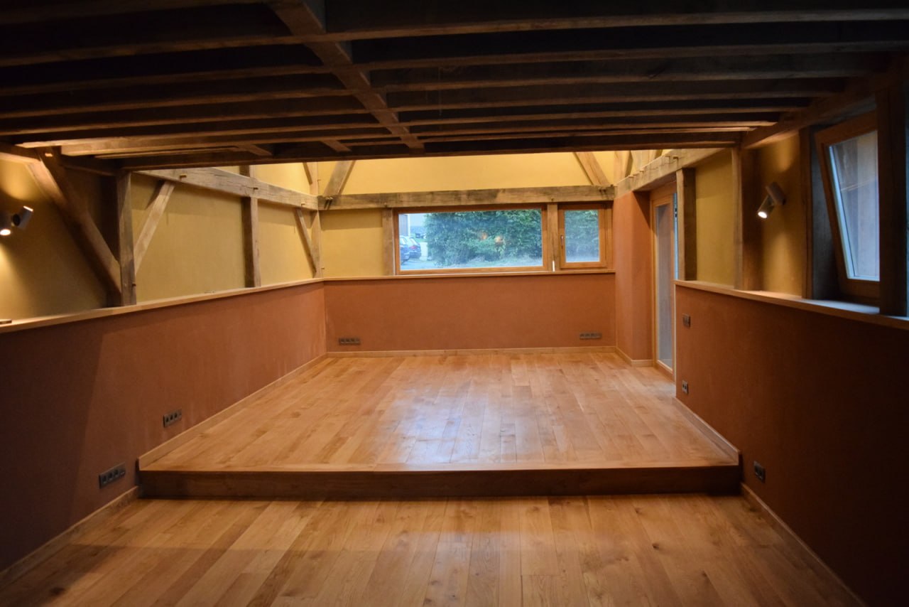 Plancher chêne — espace de vie grange avec estrade et enduits argile