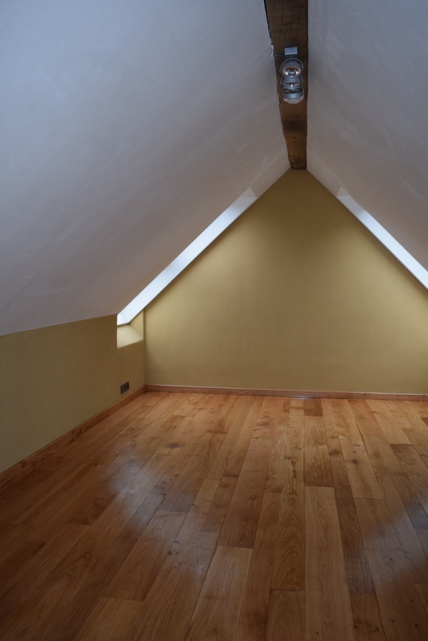Plancher chêne — chambre sous combles avec enduit argile ocre