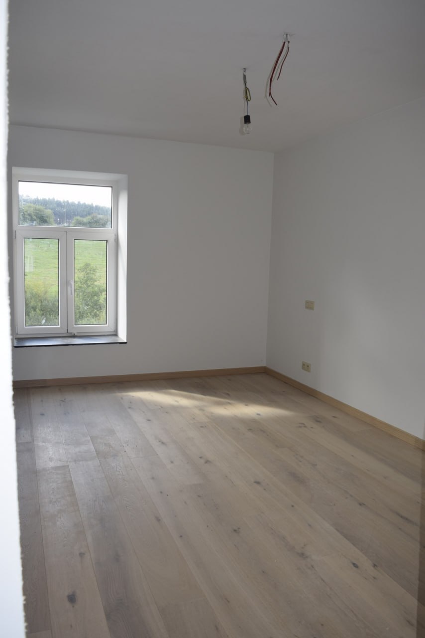 Plancher chêne clair — chambre avec vue sur la campagne ardennaise